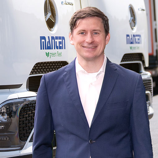 Marcel Manten vor zwei Elektro-Lkw der Green Fleet